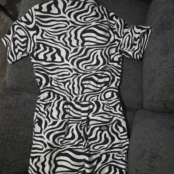 Zebra Print Short Sleeve Romper - Picture 7 of 9